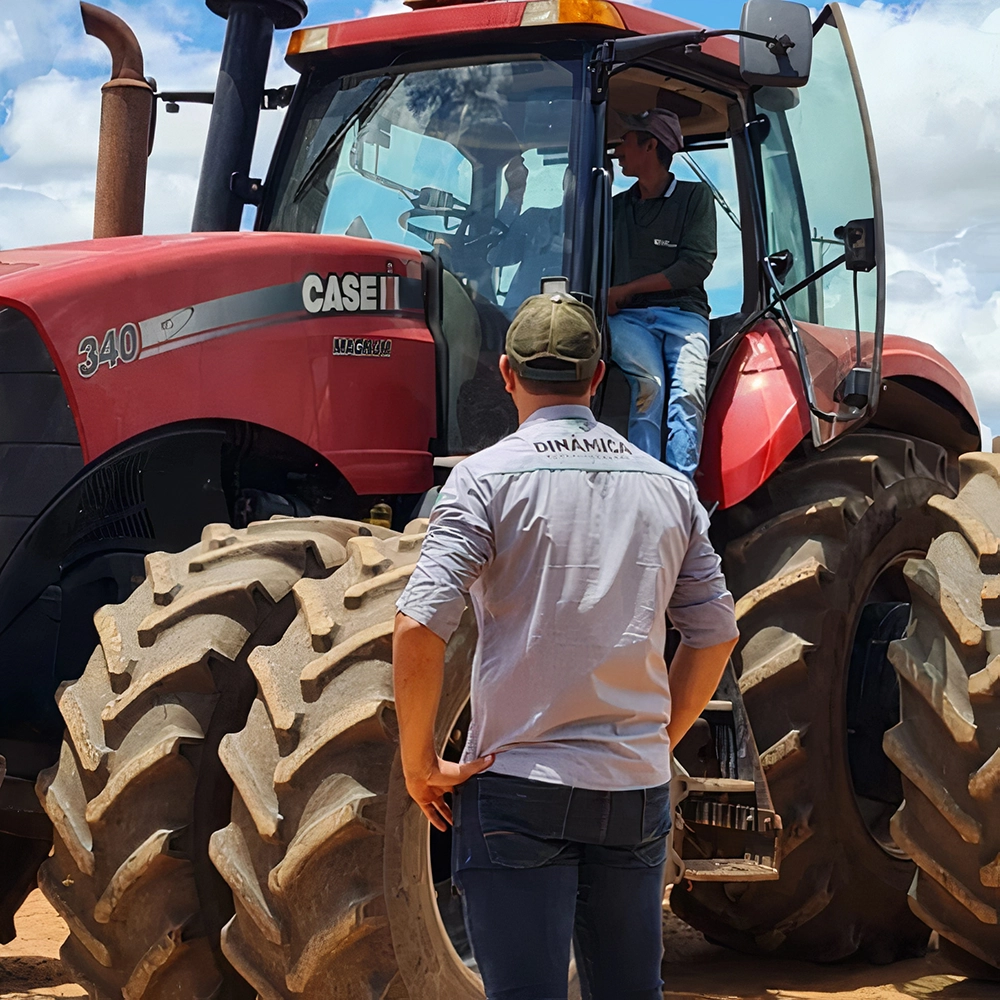 Jefferson Mottin em frente a uma máquina agrícola